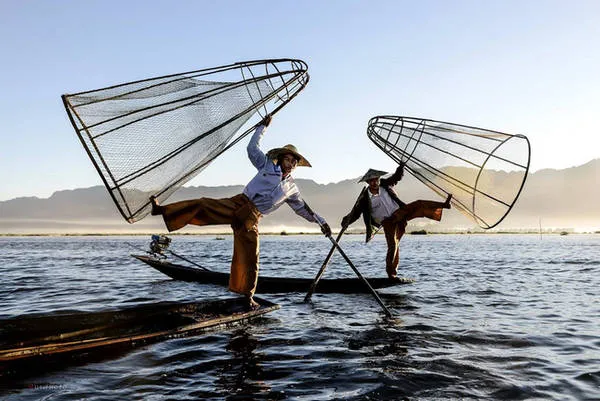 Cảnh bình minh trên hồ Inle với ánh nắng vàng xuyên qua màn sương