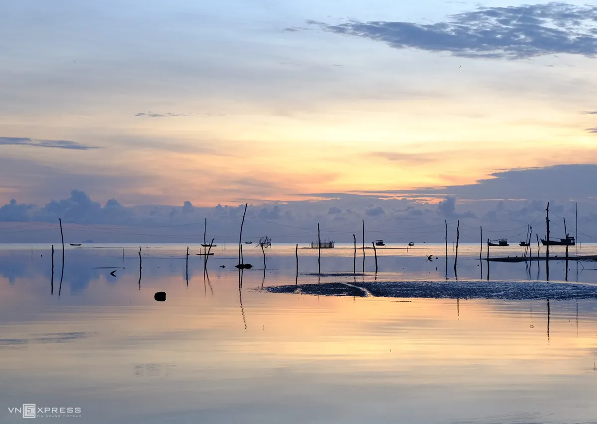 Cảnh bình minh tuyệt đẹp tại làng chài Hàm Ninh