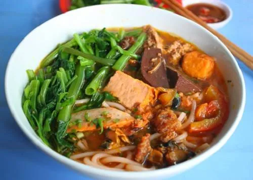 Canh bún không ăn kèm rau sống mà có rau muống luộc trong tô. Ảnh: Khánh Hòa.