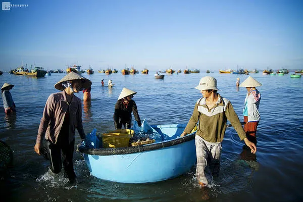 Cảnh buôn bán nhộn nhịp tại làng chài