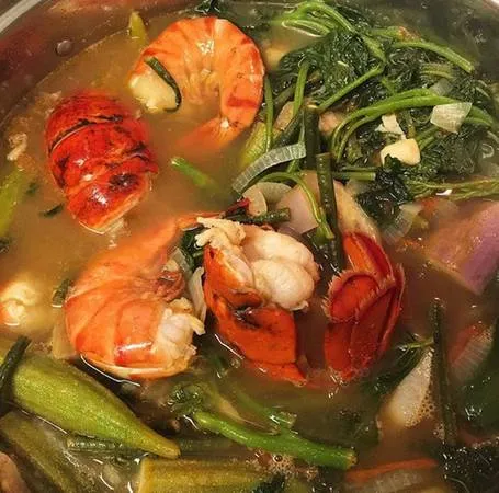 Canh chua Sinigang của Philippines - món ăn với hương vị chua đặc trưng từ me và chanh.