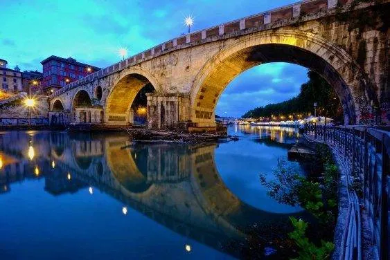 Cảnh đẹp bên bờ sông Tiber vào buổi tối tại Rome, Ý.
