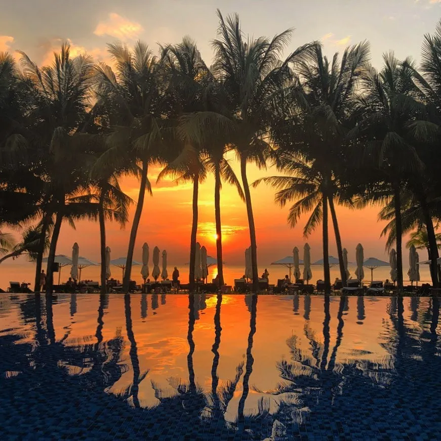 Cảnh hoàng hôn tuyệt đẹp nhìn từ hồ bơi vô cực tại Salinda Resort Phú Quốc. Ảnh: natenurse.