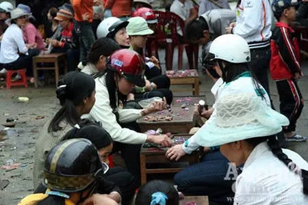 Cảnh họp chợ đá quý Lục Yên
