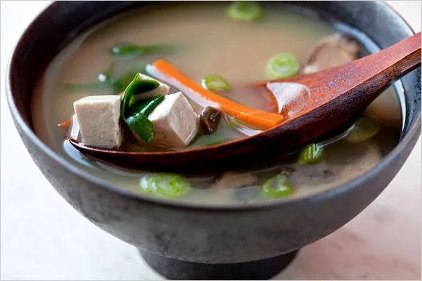 Canh Miso - món canh truyền thống trong bữa cơm người Nhật. Ảnh: Nytimes.