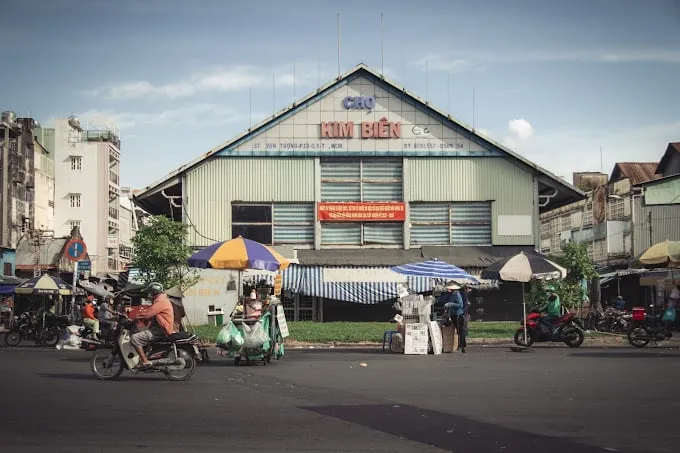 Cảnh mua bán tại chợ Kim Biên. Ảnh: Toshi Media.