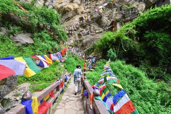 Cảnh nhìn từ cửa sổ tu viện Paro Taktsang xuống thung lũng xanh mướt. Ảnh: Shutterstock/Chandy Benjamin.