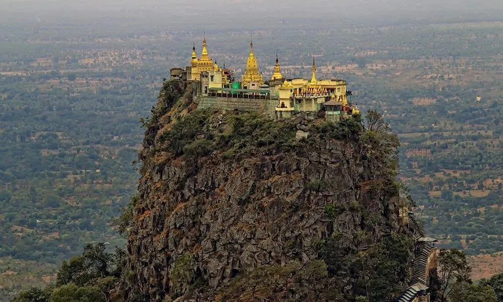 Cảnh quan hùng vĩ nhìn từ đỉnh Taung Kalat với tầm nhìn bao quát ra vùng đất Bagan và Taung Ma-gyi. Ảnh: Twitter.