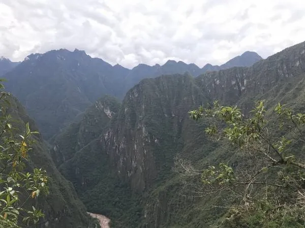 Cảnh quan núi non hùng vĩ trên đường lên Machu Picchu.