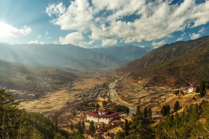 Cảnh quan thiên nhiên Bhutan với rừng cây, hoa đỗ quyên và thung lũng Phobjikha. Ảnh: Shutterstock/Dylan Haskin.