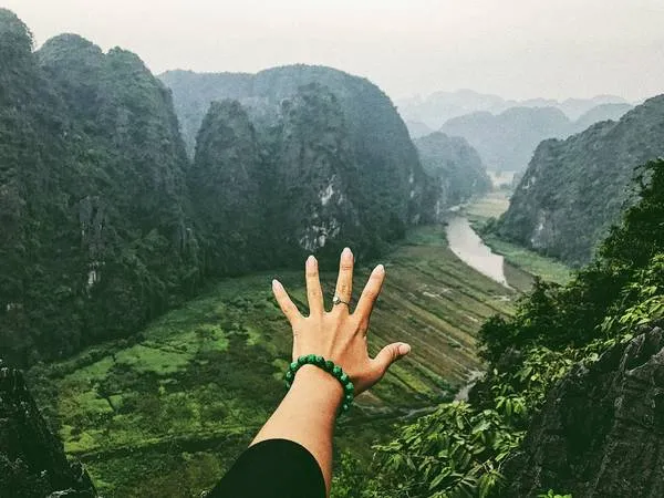 Cảnh quan thiên nhiên hùng vĩ nhìn từ đỉnh núi Múa.