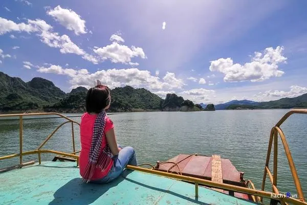 Cảnh quan Thung Nai nhìn từ trên thuyền