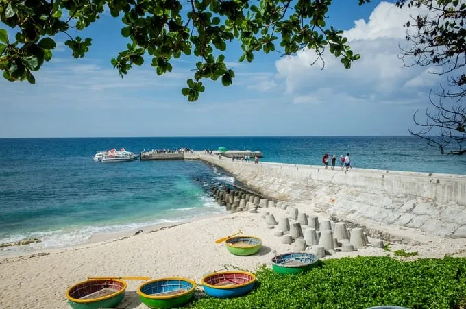 Canô cao tốc đưa du khách từ Đảo Lớn sang Đảo Bé Lý Sơn.