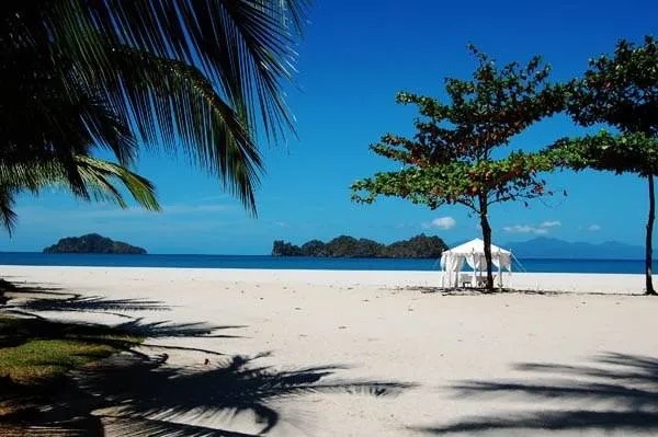 Cặp đôi đang đi dạo trên bãi biển Langkawi