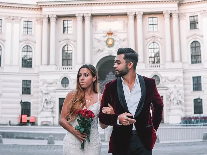 Cặp đôi Nick và Zoe Aust trong bộ ảnh cưới tại Paris.