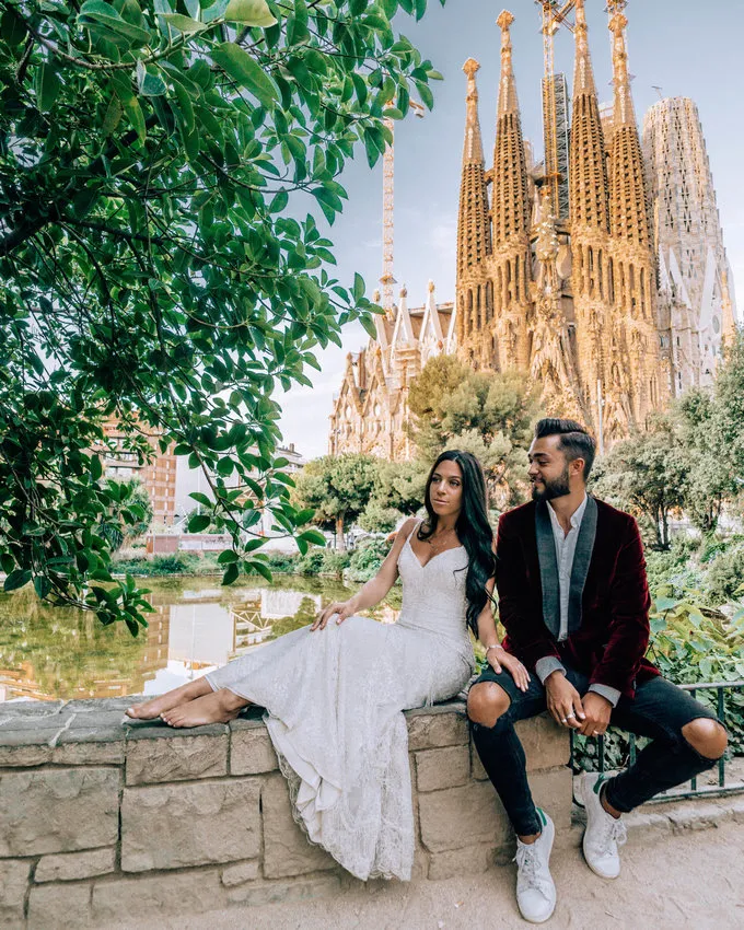Cặp đôi Nick và Zoe chia sẻ khoảnh khắc hạnh phúc trên hành trình.