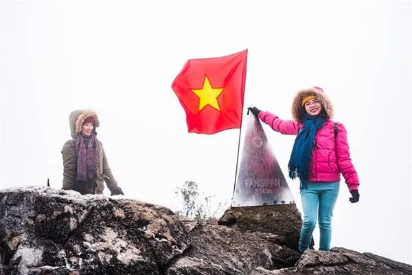 Cáp treo Fansipan đưa du khách lên đỉnh núi, ngắm nhìn toàn cảnh Sapa.
