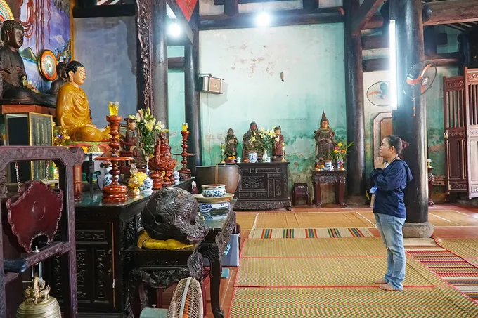 Cặp vợ chồng già trông nom chùa Hải Tạng.