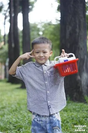Cậu bé bán hàng rong tươi cười rạng rỡ ở Sài Gòn. (Ảnh: Humans of Saigon)