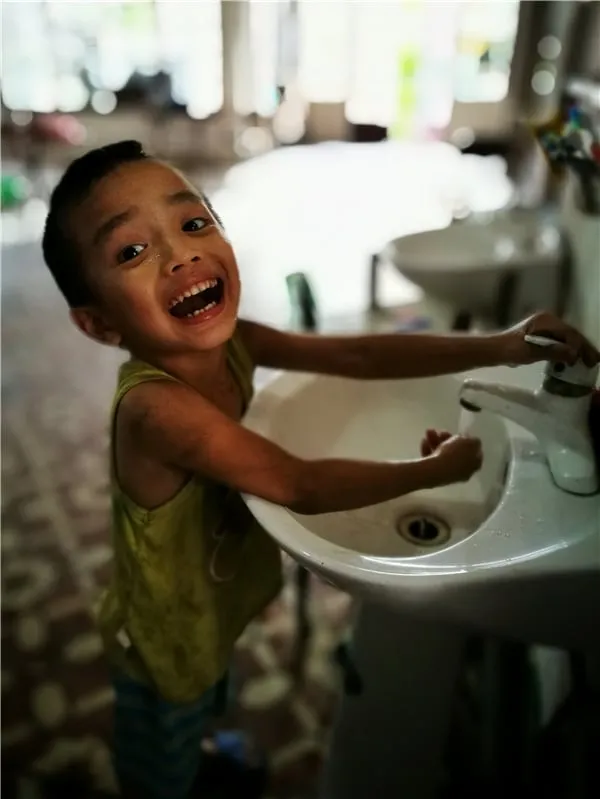 Cậu bé Hiếu với làn da rám nắng