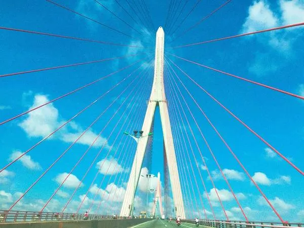Cầu Cần Thơ - cây cầu dây văng hiện đại bắc qua sông Hậu.