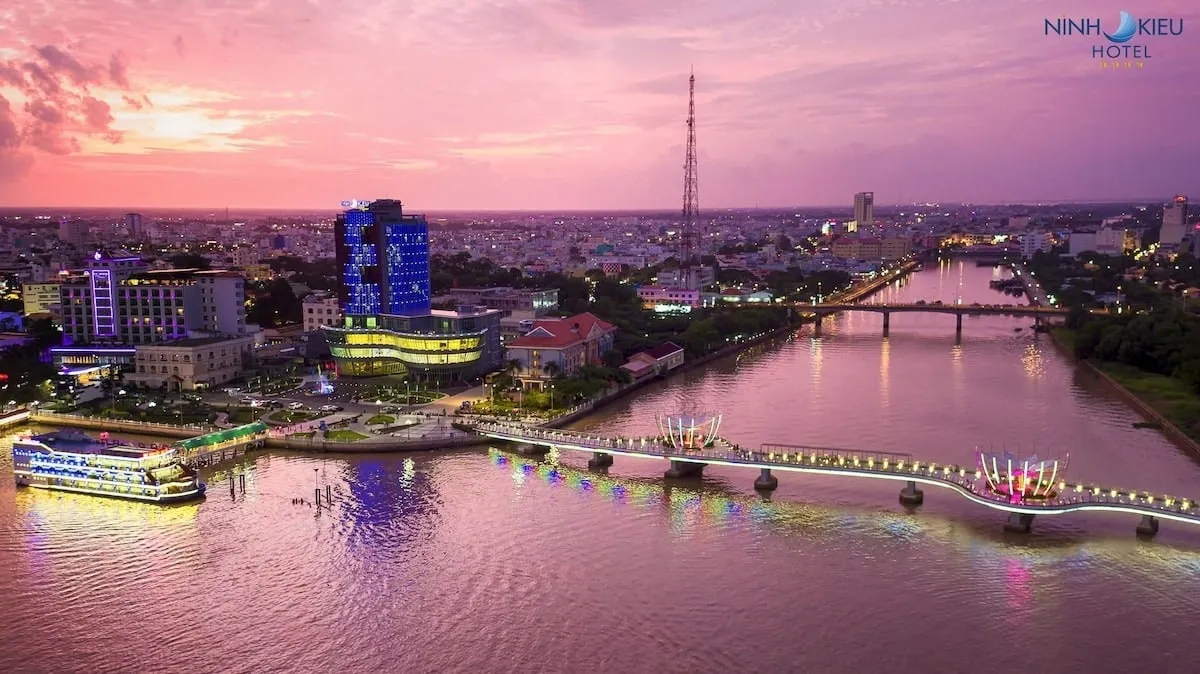 Cầu Cần Thơ nhìn từ Ninh Kiều Riverside