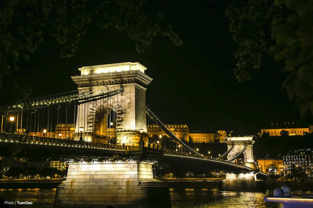 Cầu Chain Bridge, một trong những cây cầu nổi tiếng nhất bắc qua sông Danube ở Budapest