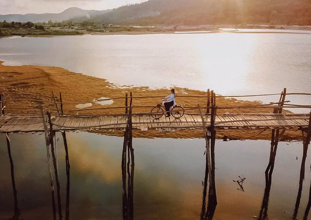 Cầu Gỗ Ông Cọp với người dân địa phương
