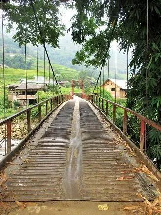 Cầu Lao Chải bắc qua suối Mường Hoa
