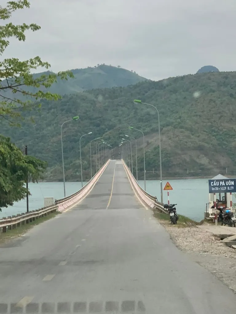 Cầu Pá Uôn hùng vĩ giữa núi rừng Tây Bắc