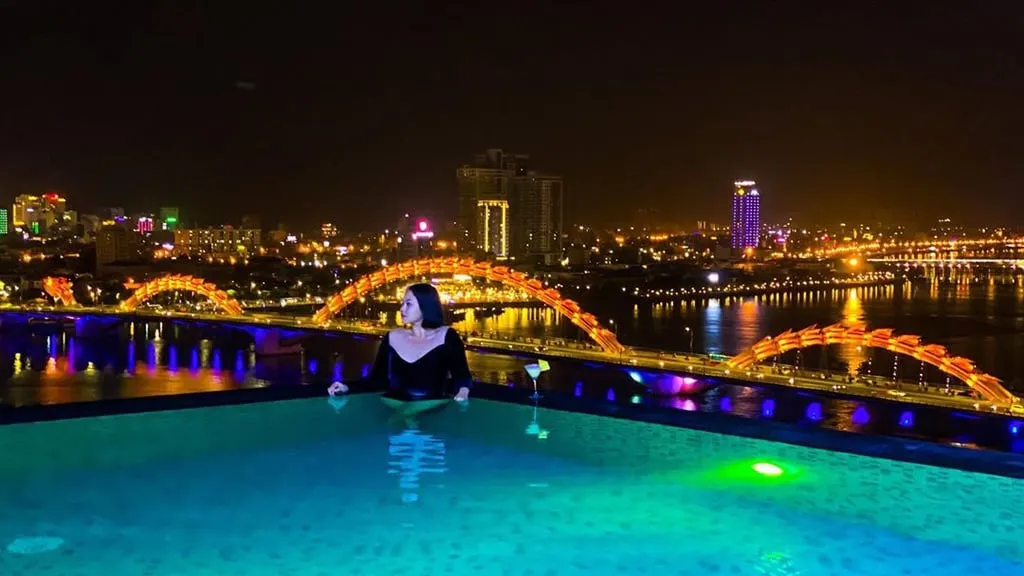 Cầu Rồng nhìn từ hồ bơi vô cực khách sạn Val Soleil. Ảnh: pim_ba.