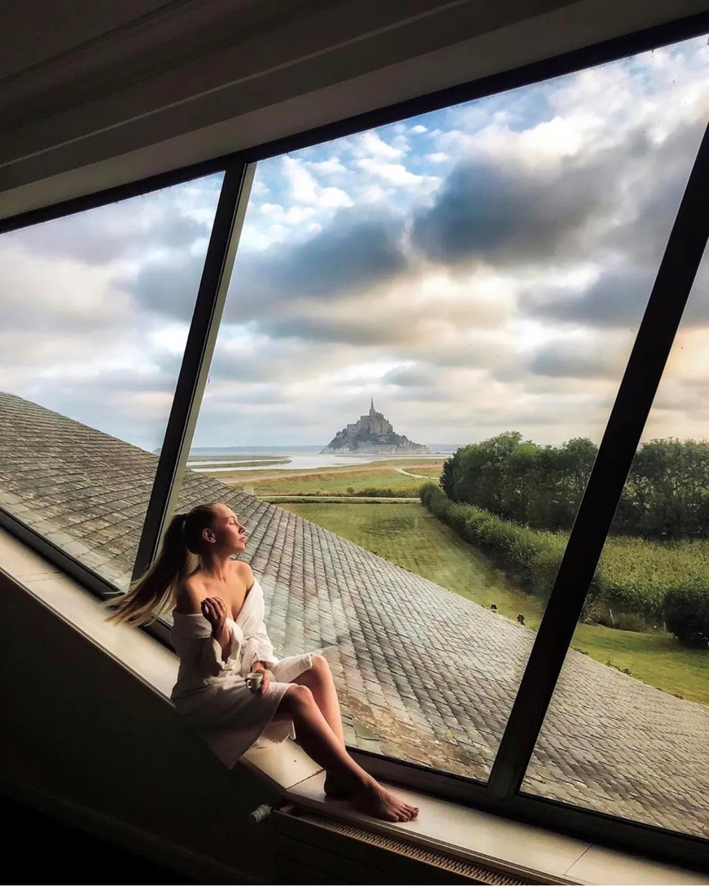 Cầu thang dẫn lên tu viện trên đảo Mont Saint Michel