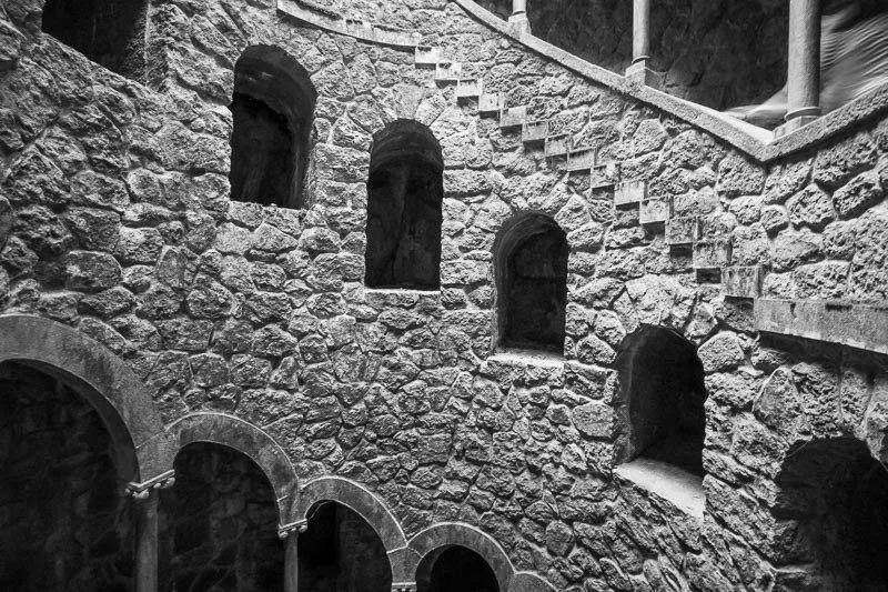Cầu thang nối liền các tầng trong giếng nhỏ tại Quinta da Regaleira. Ảnh: Pinterest.