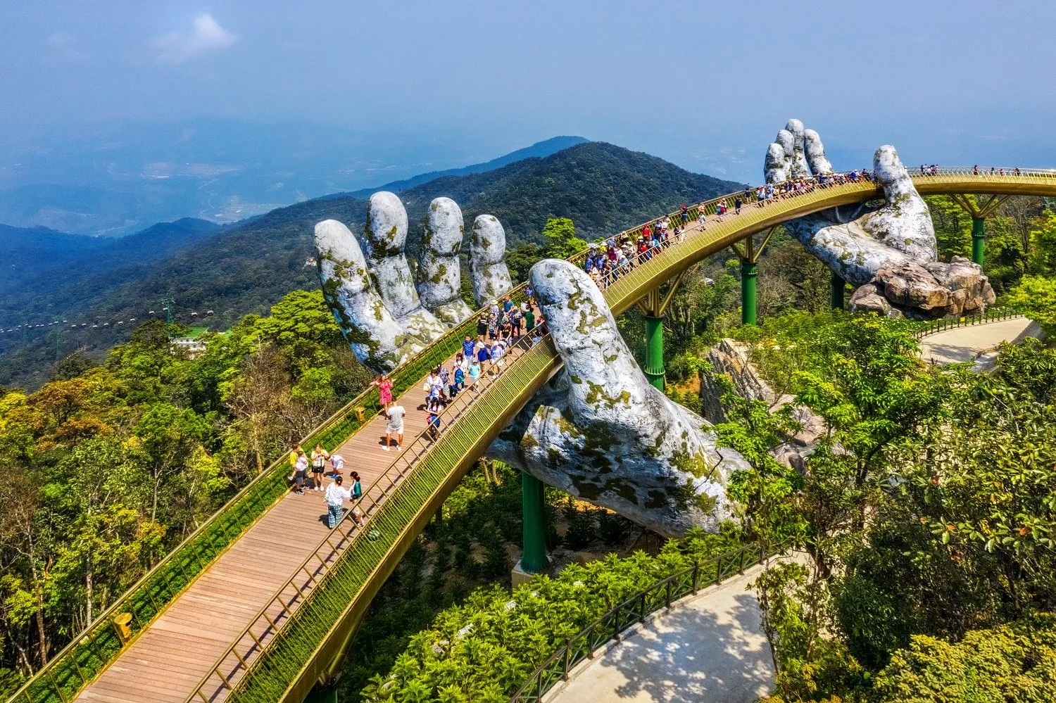 Cầu Vàng trên đỉnh Bà Nà Hills. Alt: Cầu Vàng Bà Nà Hills