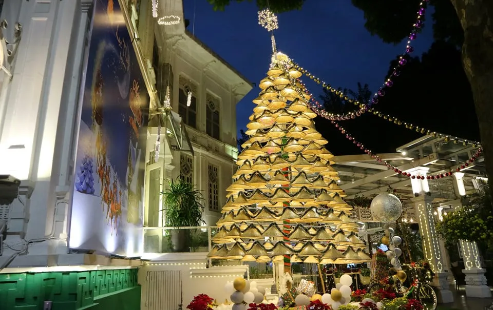 Cây thông Noel làm từ nón lá lung linh bên Hồ Gươm
