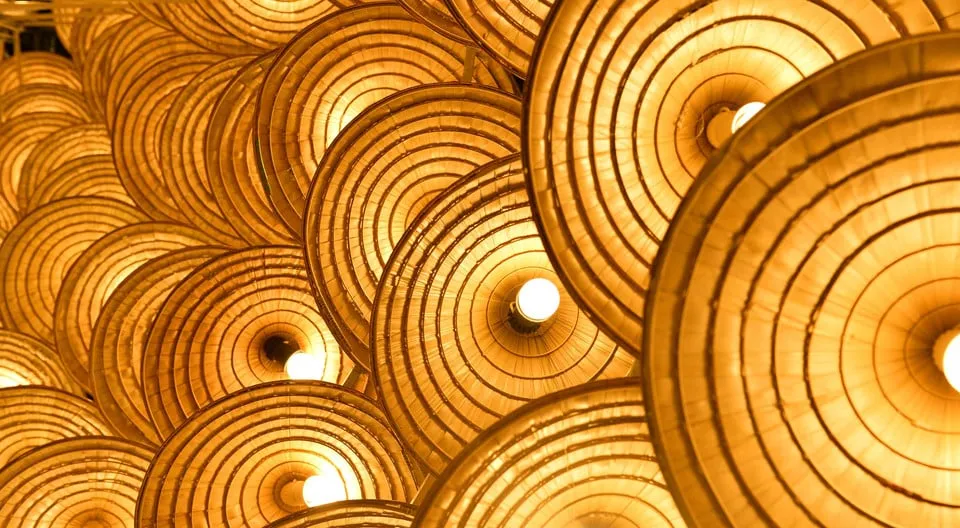 Cây thông Noel làm từ nón lá tại một chung cư trên đường Lê Văn Lương, Hà Nội