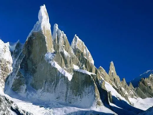 Cerro Torre, nằm ở Patagonia, với lớp băng dày đặc dưới chân và gió mạnh trên đỉnh, là một trong những ngọn núi khó chinh phục nhất thế giới.