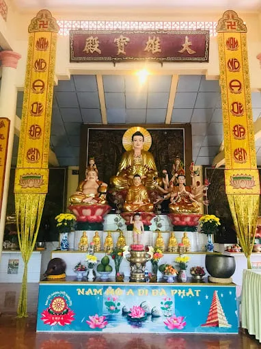 Chánh điện chùa Sư Muôn