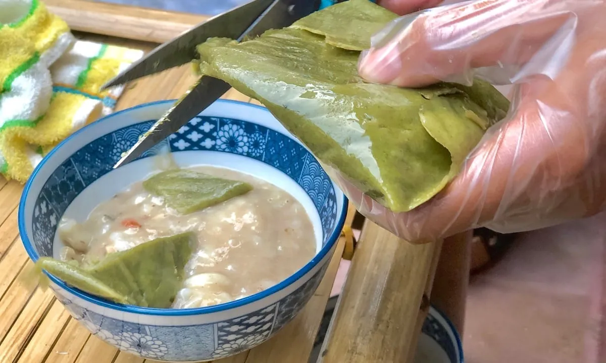 Cháo gõ ăn kèm bánh khúc