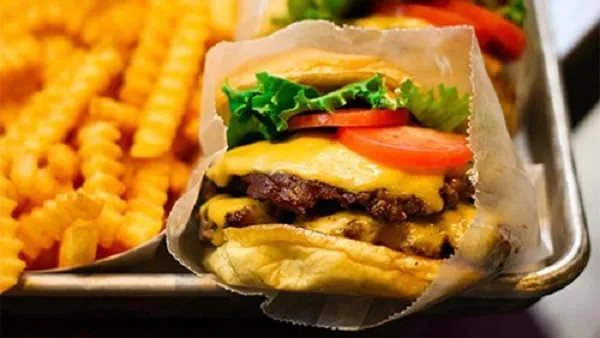 Cheeseburger, Mỹ: Món ăn kinh điển với thịt bò, phô mai và rau củ. Ảnh: thestreet.