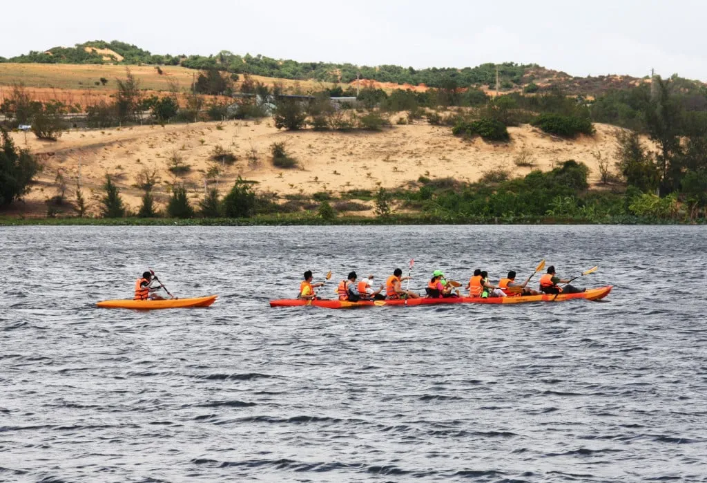 Chèo thuyền Kayak Bàu Sen. Ảnh: Toquoc.vn