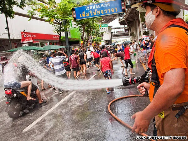 Chỉ được sử dụng nước sạch trong lễ hội Songkran.