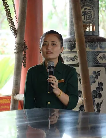 Chị Quỳnh Nga, thuyết minh viên tại khu di tích Truông Bồn.