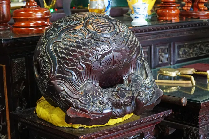 Chiếc mõ gỗ chạm trổ công phu.