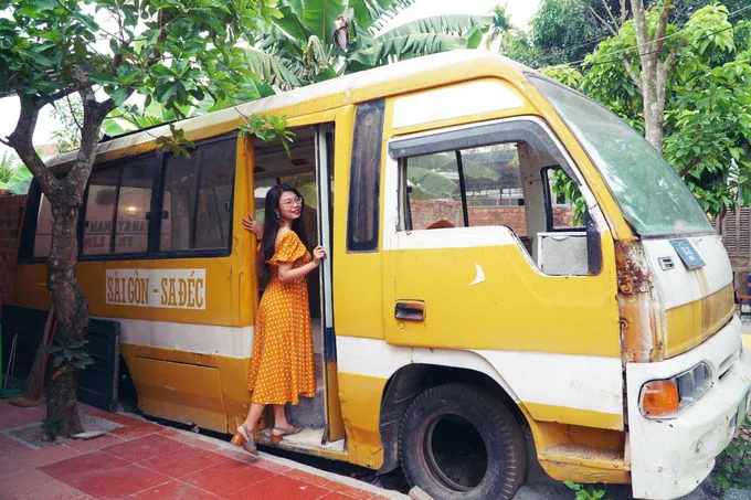Chiếc ôtô cũ được sơn lại tông màu vàng với dòng chữ Sài Gòn - Sa Đéc