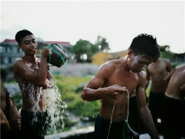 Chiến sỹ bộ đội tắm ở giếng khoan