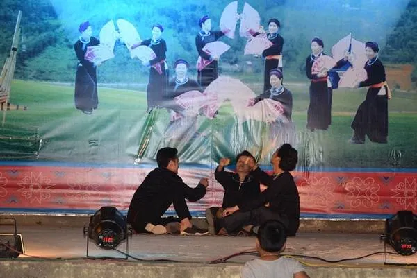 Chợ đêm Bắc Hà diễn ra vào tối thứ 7, với nhiều hoạt động văn nghệ và ẩm thực đường phố hấp dẫn.