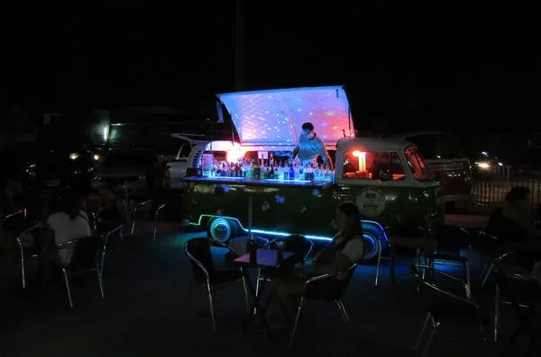 Chợ đêm nhộn nhịp ở Phuket Town. Alt: Chợ đêm cuối tuần sôi động và nhộn nhịp ở Phuket Town.
