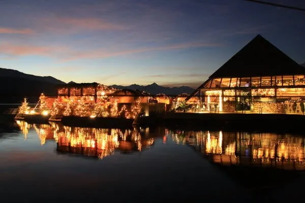 Chợ Giáng sinh trên hồ Millstatt ở Áo