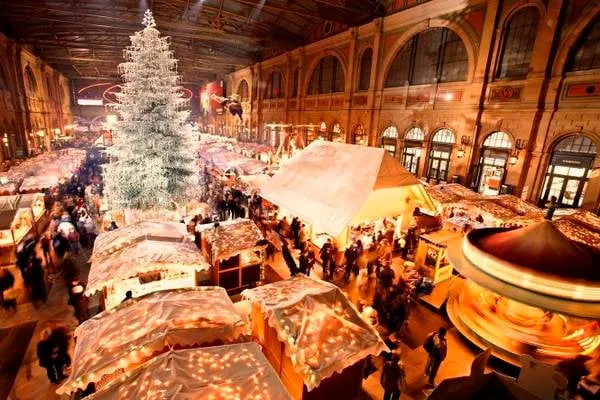 Chợ Giáng sinh trong nhà ga trung tâm ở Zurich, Thụy Sĩ
